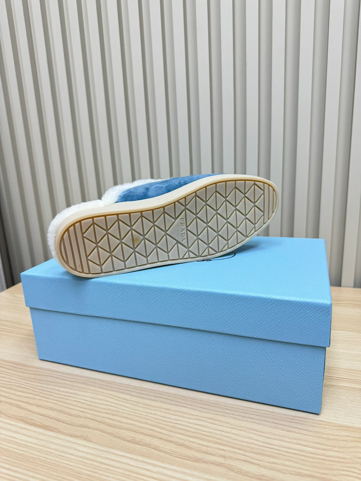 p560 🎉Prada toe-cap wool slippers, officially updated simultaneously, couple models are coming! 💑 Classic triangle buckle design, extremely fashionable. The all-wool lining and feet have excellent thermal insulation properties, allowing you to feel warm even in cold winter days. The comfortable TPU soles are extremely comfortable to wear, as if you are walking on the clouds. 😌 It is an excellent choice whether at home or out. Wear it with your significant other to show off your love and become the focus of street fashion. 💖This winter, let Prada toe-toe wool slippers accompany you, combining warmth and fashion. Come and get it now! 🛍️ Fabric: Imported frosted cowhide Lining: One-piece sheepskin imported from Australia Outsole: Original Tpu absorbent film outsole Female size: 35～41 (41 customized) Male size: 39～45 (45 customized)